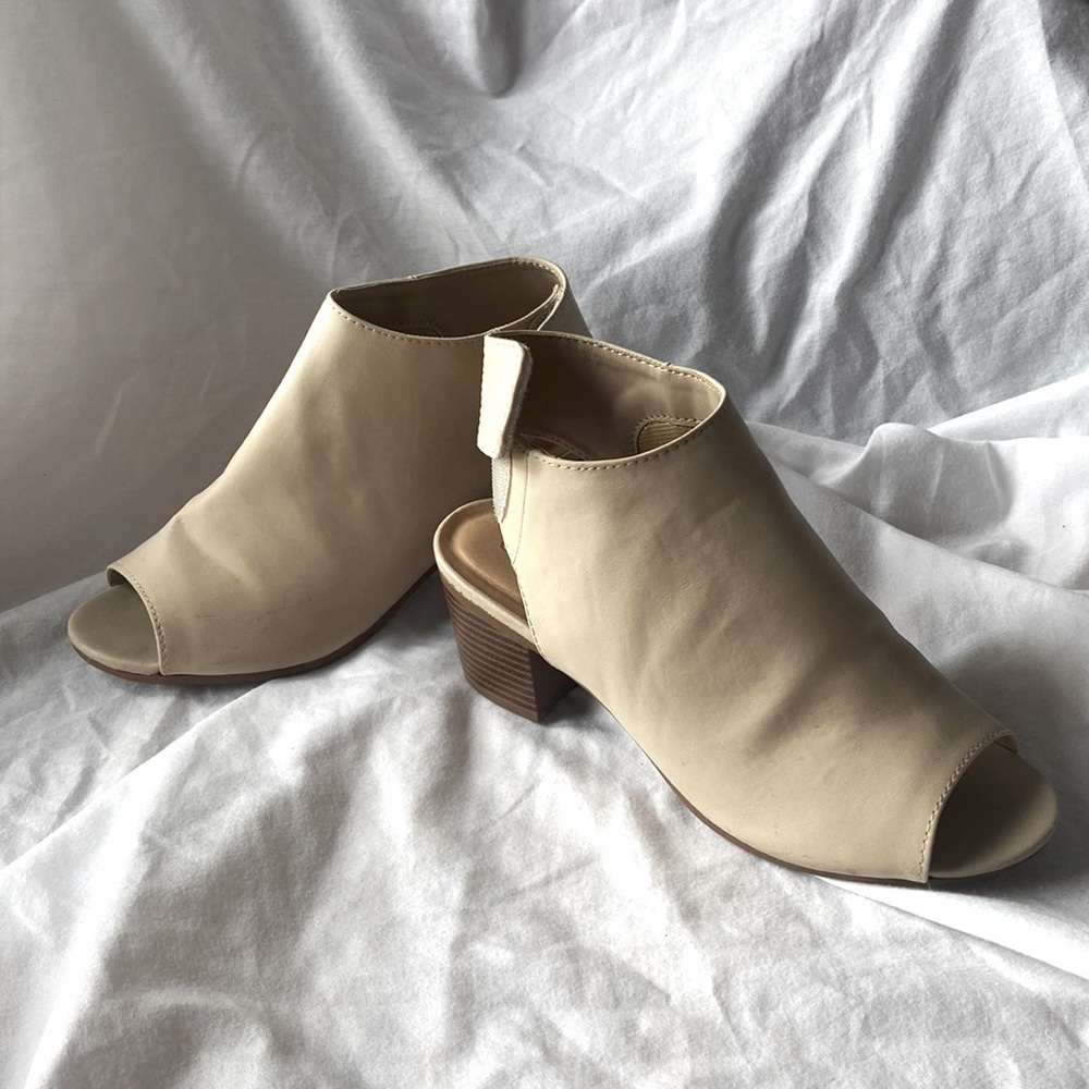 City Classified Women Wedge size 8.5